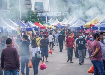 Peniaga dan pembeli harus mengutamakan keselamatan makanan untuk mengelakkan keracunan makanan terutamanya ketika bulan Ramadan yang sinonim sebagai ‘pesta makanan’.-GAMBAR HIASAN