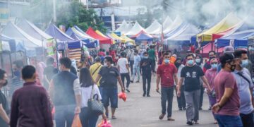 Peniaga dan pembeli harus mengutamakan keselamatan makanan untuk mengelakkan keracunan makanan terutamanya ketika bulan Ramadan yang sinonim sebagai ‘pesta makanan’.-GAMBAR HIASAN