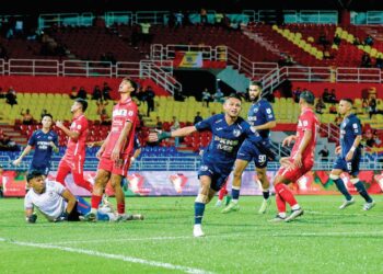 PEMAIN Selangor, Faisal Halim meraikan gol jaringannya selepas meledak hatrik ketika membantu Selangor FC membelasah Kelantan Darul Naim (KDN) FC 7-0 dalam aksi Liga Super di Stadium Majlis Bandaraya Petaling Jaya (MBPJ), kelmarin. Foto: SHIDDIEQIIN ZON