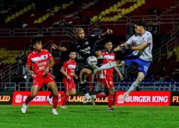 Pemain Selangor, Muhammad Aliff Izwan diasak penjaga gol Kelantan Darul Naim, Mohammad Fikri Che Soh pada perlawanan Liga Super, di Stadium Majlis Bandaraya Petaling Jaya, kelmarin.