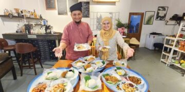 HAIROL Izad Redzuan dan isteri Nathilah Mohd. Said menunjukkan setiap menu berasaskan sambal bilis yang dijual di kafe Warung Orang Lama yang terletak di Nilai, Seremban. – MINGGUAN /NUR SHARIEZA ISMAIL