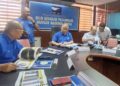 SAARANI Mohamad (tengah) pada Mesyuarat Pimpinan BN dan PH di Bangunan UMNO Tapah hari ini. - UTUSAN/MEGAT LUTFI MEGAT RAHIM