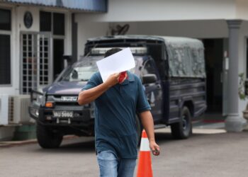 MOHD. Sofwan Abd. Rahman keluar dari Mahkamah Majistret Dungun, Terengganu selepas mengaku bersalah memiliki mercun dan bunga api tanpa permit. - UTUSAN/NIK NUR IZZATUL HAZWANI NIK ADNAN