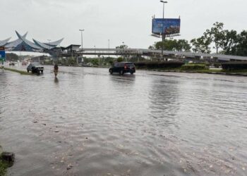 PARAS air di jalan Lebuh Alor Gajah-Melaka Tengah-Jasin (AMJ) meningkat susulan hujan berterusan sejak malam tadi.