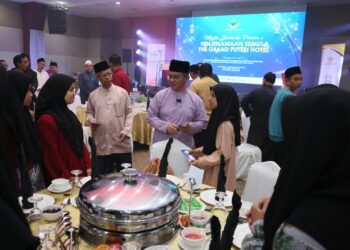 MOHD. Na'im Mokhtar (tengah) menyampaikan sumbangan duit raya kepada anak-anak yatim semasa hadir merasmikan penjenamaan semula The Grand Puteri Hotel, Kuala Terengganu di sini, hari ini. - UTUSAN/PUQTRA HAIRRY