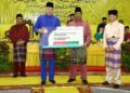 SULTAN Nazrin Muizzuddin Shah menyampaikan serahan bantuan hari raya MAIPk untuk asnaf, fakir dan miskin pada majlis sambutan Nuzul al-Quran dan berbuka puasa di Masjid Sultan Azlan Shah di Ipoh. - UTUSAN/MUHAMAD NAZREEN SYAH MUSTHAFA