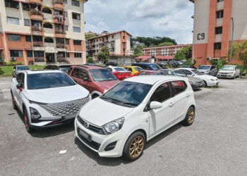 TEMPAT letak kereta terhad sehingga ada kenderaan yang terpaksa parkir di depan kereta lain.-GAMBAR HIASAN