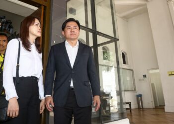 PAUL Yong Choo Kiong ditemani isteri ketika di Mahkamah Tinggi Ipoh hari ini. - UTUSAN/MUHAMAD NAZREEN SYAH MUSTHAFA