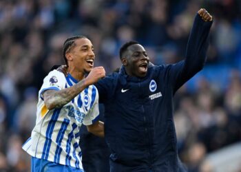 JOAO Pedro (kiri) meraikan kejayaan selepas perlawanan dengan Yankuba Minteh di Stadium Komuniti American Express, Brighton, hari ini. - AFP