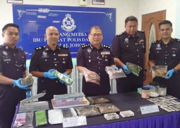 TAN Seng Lee (tengah) menunjukkan rampasan dadah seberat 8.2 kg bernilai RM1.374 juta dalam sidang akhbar di Ibu Pejabat Polis Daerah Kulai.