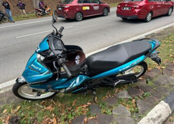 MOTOSIKAL yang ditunggang mangsa bergesel dengan sebuah bas di Jalan Tun Abdul Razak, Melaka Tengah, petang semalam