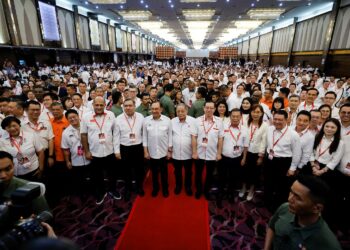 ANWAR Ibrahim pada Kongres Kebangsaan DAP Ke-18 di IDCC Shah Alam, semalam. Turut kelihatan Setiausaha Agung DAP, Anthony Loke Siew Fook dan Pengerusi DAP, Lim Guan Eng. Foto: SHIDDIEQIIN ZON