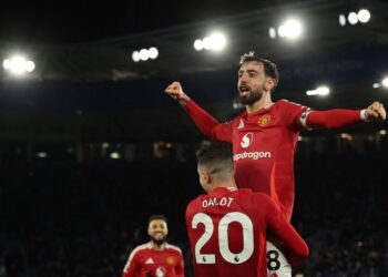 Kapten Manchester United, Bruno Fernandes meraikan jaringan gol bersama rakan sepasukan, 
 Diogo Dalot dalam aksi menentang Leicester City Stadium Power Leicester. - AFP