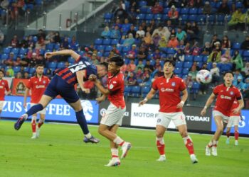 AKSI pemain Sabah FC (jersi merah) menentang Johor Darul Ta'zim (JDT) dalam saingan Liga Super sebelum ini. - UTUSAN/RAJA JAAFAR ALI