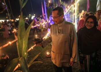 AHMAD Samsuri Mokhtar (kiri) melawat gerai pelita raya pada majlis penutup Program Pelita Raya Terengganu 2025 di Gong Badak, Kuala Nerus, malam tadi. - UTUSAN/PUQTRA HAIRRY ROSLI