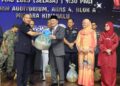 HAJIJI Noor (empat kanan) menyampaikan kuih raya kepada Komander ESSCOM, Datuk Victor Sanjos (kiri) pada majlis penyampaian kuih muih Hari Raya Aidilfitri kepada barisan hadapan di Menara Kinabalu di Kota Kinabalu hari ini.