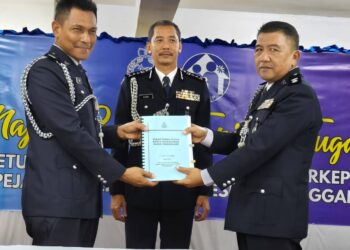 MOHD. Khairi Khairudin (tengah) menyaksikan serah terima tugas antara Pemangku Ketua Polis Daerah Besut, Deputi Superintenden Md. Sani Md. Saleh (kiri)  kepada Ketua Polis Daerah Besut, Superintenden Azamuddin Ahmad@Abu di Besut, Terengganu. - UTUSAN /WAN ZURATIKAH IFFAH WAN ZULKIFLI