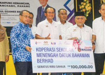 ABDUL FATTAH Abdullah (dua kiri) menyampaikan replika cek bernilai RM100,000 kepada Pengetua  SMK Datuk Bahaman Lanchang, Pahang baru- baru ini.