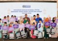 PENERIMA sumbangan daripada Pertubuhan Kebajikan Nasyiatul Aisyiyah bergambar bersama pengerusi dan pengurusan PTPTN di Bukit Gelugor, Pulau Pinang.