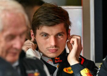 MAX Verstappen mendedahkan bos Mclaren, Zak Brown pernah mahu memikatnya, namun 'menarik diri' selepas mengetahui jumlah untuk menebus kontrak pelumba Belanda itu. - AFP