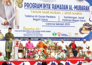 Ahmad Zahid Hamidi berucap pada program Ihya`Ramadhan Al- Mubarak dan sumbangan Asnaf Parlimen Bagan Datuk di Kompleks UMNO Bagan Datuk, semalam. – UTUSAN/MUHAMAD NAZREEN SYAH MUSTHAFA