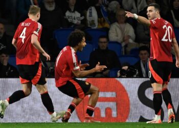 Pemain Manchester United, Joshua Zirkzee (tengah) meraikan jaringan gol menentang Real Sociedad dalam saingan Liga Europa di at Stadium Anoeta, San Sebastian pagi ini. - AFAP