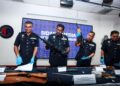 HUSSIEN Omar Khan (dua dari kiri) menunjukkan senjata api yang dirampas daripada seorang pesara ketika sidang akhbar di Shah Alam hari ini. UTUSAN/AFIQ RAZALI