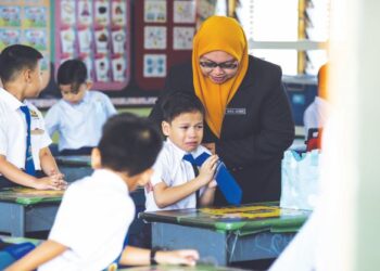 Kementerian Pendidikan diminta segera mengeluarkan Surat Pekeliling Ikhtisas (SPI) dan garis panduan untuk membenarkan guru bersuara dengan bebas melalui media sosial. - Gambar hiasan