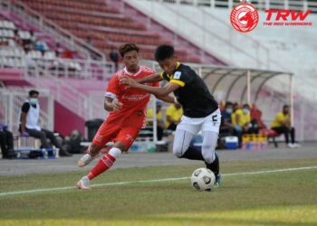 MUHAMMAD Hafizan Ghazali (kiri) cuba melepasi kawalan pemain Skuad Projek FAM-MSN pada aksi Liga Primier di Stadium Sultan Muhammad IV, Kota Bharu, Kelantan.-IHSAN TRW Kelantan FC