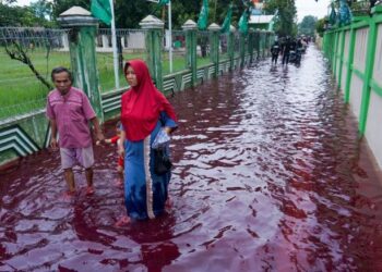 KEJADIAN air sungai berubah warna bukanlah peristiwa yang biasa berlaku di Kampung Jenggot, Jawa Barat. -AFP