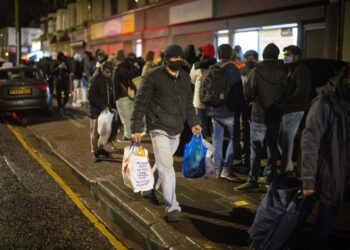 PELAJAR antarabangsa sanggup beratur panjang mendapatkan bekalan makanan dari Projek Komuniti Newham di timur London. -AFP