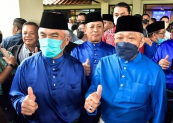 BUNG Moktar Radin (kanan) bersama Yusof Yaacob pada  Jamuan Aidilfitri BN Sabah di Kota Kinabalu semalam.