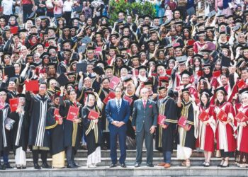 TENGKU Sarafudin Badlishah (depan, tengah) berkenan bergambar dengan graduan pada Majlis Konvokesyen MSU Ke-31 di Shah Alam, Selangor. - UTUSAN/ AFIQ RAZALI