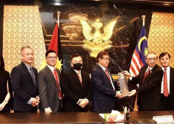 Delegasi pelaburan melakukan kunjungan hormat ke atas Premier Sarawak, Tan Sri Abang Johari Tun Openg.