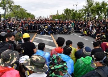 PENUNJUK perasaan prodemokrasi berhimpun di Bangkok, Thailand, kelmarin. – AFP