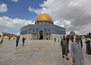 PENDUDUK Palestin berjalan di pekarangan masjid Al-Aqsa di Baitulmuqaddis. - AFP 