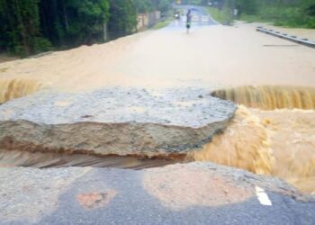 KEADAAN Jalan Pulau Mampat-Seberang Batu Hampar, Rembau yang terputus dua, petang tadi-UTUSAN/NOR AINNA HAMZAH