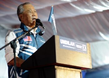 MUHYIDDIN Yassin berucap pada program Jelajah PN Best Tambun di Ipoh, Perak,  semalam. - UTUSAN/MUHAMAD NAZREEN SYAH MUSTHAFA