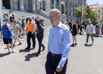 CHRIS Hipkins beredar selepas membuat sidang media di luar Parlimen, Wellington kelmarin.-AFP