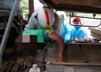 ANGGOTA Bomba menyelamatkan mangsa dihempap trak lori di Jalan Bundusan, Penampang, dekat Kota Kinabalu hari ini