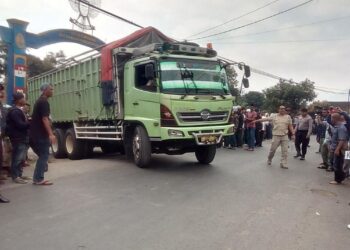 ORANG ramai melihat trak yang digunakan suspek untuk melanggar seorang wanita di Padang Pariaman, Sumatera Barat, Indonesia. - AGENSI