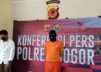 SUSPEK diberkas pihak polis di Bandung. -KOMPAS.COM 