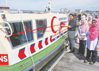 LUKANISMAN Awang Sauni (kiri) merasmikan bot ambulans untuk kemudahan penduduk di Pulau Perhentian dan Pulau Redang di Kuala Terengganu. - UTUSAN/PUQTRA HAIRRY ROSLI