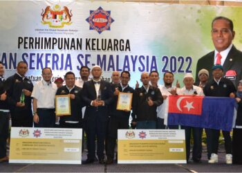 JOHOR Port merangkul Anugerah Kesatuan Sekerja Cemerlang 2022 Sektor Swasta dan Anugerah Pemimpin Kesatuan Sekerja Contoh 2022 Sektor Swasta di Perhimpunan Keluarga Kesatuan Sekerja Se-Malaysia 2022.