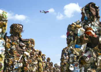 PESAWAT di ruang udara Ariel Sharon Park, Israel. - AFP