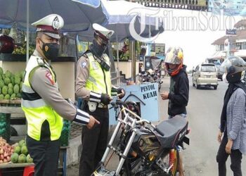 POLIS menahan pasangan kekasih yang tidak memakai pelitup muka di Karanganyar, Jawa Tengah. - AGENSI