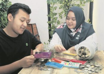 MENABUNG dapat membantu orang ramai membuat
perancangan dan menyusun semula komitmen yang
bakal dibuat oleh mereka dalam menjalani kehidupan
seharian.