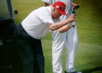 TRUMP yang kecewa dengan aksinya mengetuk kayu golf ke tanah kerana terlalu marah. - AGENSI