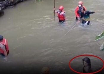 PENAMPAKAN seorang wanita berambut panjang (bulatan merah) dalam video operasi pencarian mangsa lemas di Bali menjadi tular dalam media sosial. - AGENSI