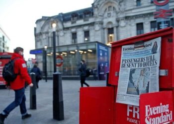 SEMUA pelancong yang tiba di London perlu menjalani kuarantin di tempat yang disediakan. - AGENSI